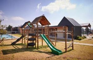 米德兰The Nest的一个带滑梯和滑梯的游乐场