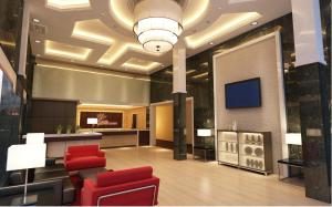 فندق هوولمارك كراون في ميلاكا: لوبي وكراسي حمراء وتلفزيون في السقف