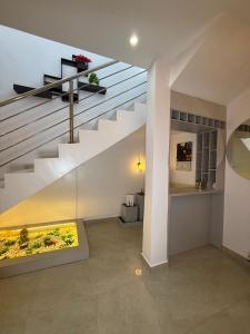 アクールにあるQuantum Havens Apartment - PARISのリビングルーム付きの家の階段