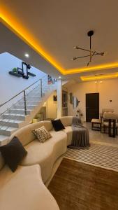 アクールにあるQuantum Havens Apartment - PARISのソファと階段のあるリビングルーム