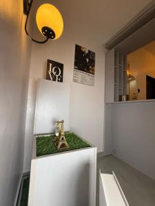 una stanza con una statua della torre Eiffel su un bancone di Quantum Havens Apartment - PARIS ad Akure