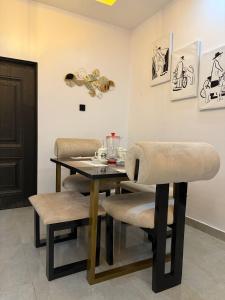 アクールにあるQuantum Havens Apartment - PARISのテーブルと椅子のあるダイニングルーム