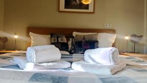 a bed with white towels on top of it at Ferienwohnung Ostseeblick in Breege