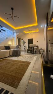 アクールにあるQuantum Havens Apartment - PARISのソファとテーブルのあるリビングルーム