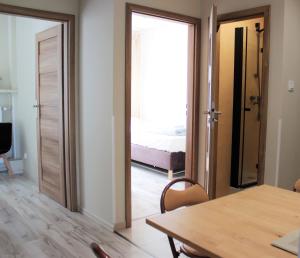 Habitación con una puerta que conduce a un dormitorio en Labo Apartment Plac Konstytucji, en Warszawa