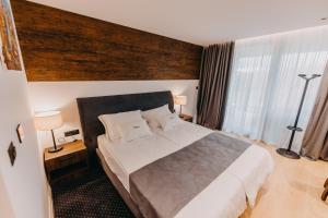 Una cama o camas en una habitación de Wine & boutique hotel Terbotz 27 fotos más