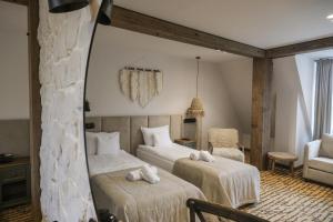 Postel nebo postele na pokoji v ubytování Dwór Bogucin Hotel&Restauracja + 114 fotografií