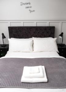 En eller flere senge i et værelse på Modern cottage! 5 mins from central line!