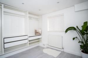 En eller flere senge i et værelse på Modern cottage! 5 mins from central line! + 4 billeder