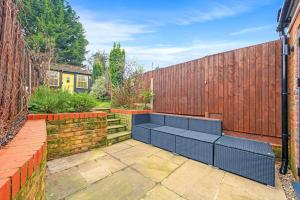 En have udenfor Modern cottage! 5 mins from central line!