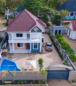 een luchtzicht op een huis met een parkeerplaats bij Lizabon Apartment Arusha in Nkoanrua