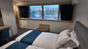 En eller flere senge i et værelse på Jabira