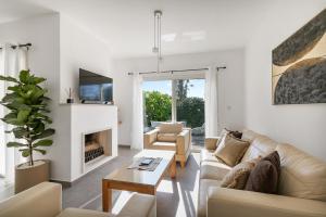 Χώρος καθιστικού στο Kastalia Springs 3bd VIilla in Peiya by VICHY Holidays