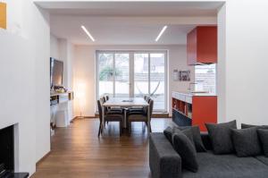 RovaniemiApartment with 3BDR - private Jacuzzi & Sauna的客厅里有一张桌子和一张沙发 更多14张照片