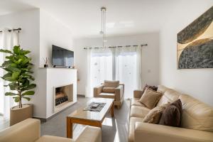 Χώρος καθιστικού στο Kastalia Springs 3bd VIilla in Peiya by VICHY Holidays