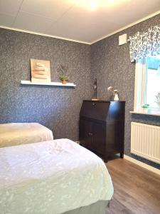 Ένα ή περισσότερα κρεβάτια σε δωμάτιο στο Kattugglans gästhus i utkanten av Ljungby