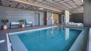 uma grande piscina em um prédio em Appart Hotel Odalys City Marseille Centre Euromed em Marselha