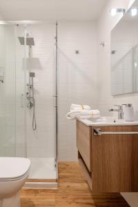 een badkamer met een douche, een toilet en een wastafel bij Sabbie dell'Etna - Eleganza e Comfort nel Cuore di Catania con Parcheggio Privato in Catania