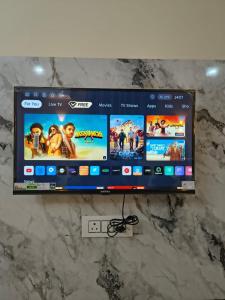 a flat screen tv sitting on top of a counter at Bhagirathi Residency in Rishīkesh