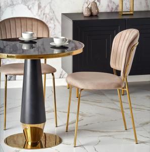 stół i dwa krzesła ze złotym i czarnym stołem w obiekcie Hanza Tower SKY GOLD 24 Sauna & Jacuzzi & Pool & SPA w Szczecinie