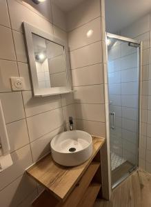 Koupelna v ubytování Quartier du Roy -15min du Parc -by R&G