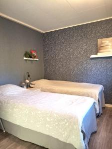 Ένα ή περισσότερα κρεβάτια σε δωμάτιο στο Kattugglans gästhus i utkanten av Ljungby