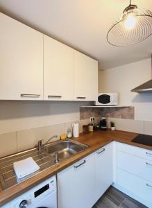 Kuchyň nebo kuchyňský kout v ubytování Logis du Mousquetaire -15min du Parc - by R&G + 7 fotografií