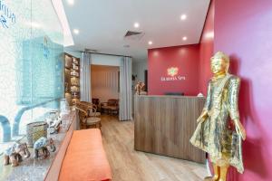 uma sala com uma estátua de uma mulher em uma loja em Pestana São Paulo em São Paulo