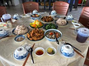 een tafel met gerechten op tafel bij SIM Farmstay in Ha Giang