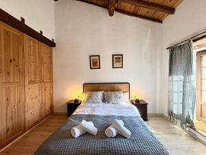 une chambre avec un lit avec des serviettes dessus dans l'établissement Casa rural Fuente Santa, à Medinilla