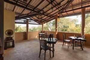 Villa Sri Ceylon في Habaraduwa Central: غرفة بها طاولة وكراسي ونافذة كبيرة