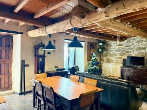 une salle à manger avec une table et des chaises en bois dans l'établissement Casa rural Fuente Santa, à Medinilla