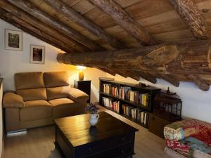 un salon avec un canapé et une table basse dans l'établissement Casa rural Fuente Santa, à Medinilla