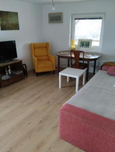 Sala de estar con cama, mesa y silla en Sunny Villa, en Belgrado