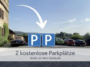 施利茨HINTERBURG SCHLITZ - Großes Burgen-Apartment mit 4 Schlafzimmern & 2 Bädern - ideal für Familien und Gruppen, inklusive kostenloser Parkplätze, Aufzug und Garten的一张停在停车场的汽车的照片 更多54张照片