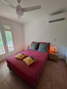 Ένα ή περισσότερα κρεβάτια σε δωμάτιο στο Villa Raie qui bulle 3 chambres climatisées