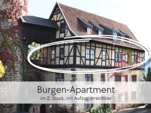 施利茨HINTERBURG SCHLITZ - Großes Burgen-Apartment mit 4 Schlafzimmern & 2 Bädern - ideal für Familien und Gruppen, inklusive kostenloser Parkplätze, Aufzug und Garten的一栋两面都写着“欧洲公寓”字样的建筑