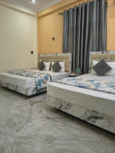 Giường trong phòng chung tại Bhagirathi Residency