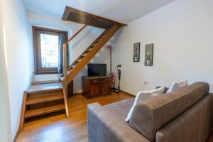 Una televisión o centro de entretenimiento en GolfHouseApartment