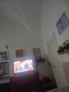 a living room with a television in a room at Appartamento Patty in Cannole