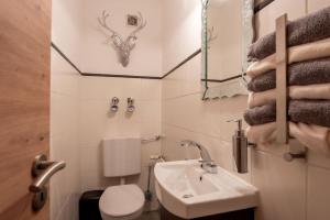 Et badeværelse på Bergschlössl Ferienwohnung Nr. 1 + 12 billeder