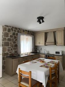 Kuchyň nebo kuchyňský kout v ubytování Despoinas Stone House in Kranidi