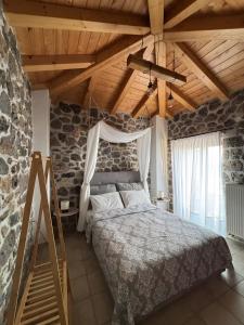 Postel nebo postele na pokoji v ubytování Despoinas Stone House in Kranidi