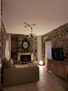 TV a/nebo společenská místnost v ubytování Despoinas Stone House in Kranidi