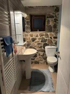 Koupelna v ubytování Despoinas Stone House in Kranidi