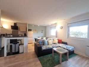 un soggiorno con un divano e un tavolo di Le Pivoine #Confort a Issoire