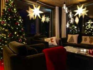 ein Weihnachtsbaum im Wohnzimmer mit Weihnachtsdekoration in der Unterkunft Christmas-decorated mountain cabin - panoramic view! in Torvetjørn