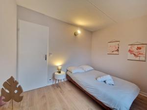 una camera da letto con un letto e un tavolo con una lampada di Le Pivoine #Confort a Issoire