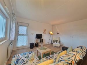 un soggiorno con un divano e un tavolo di Le Pivoine #Confort a Issoire