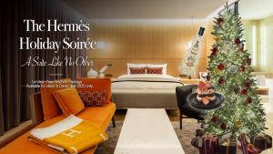 Un dormitorio con temática navideña con un árbol de Navidad y una cama. en Hotel28 Myeongdong, en Seúl